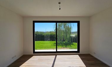 Venta departamento 3 ambientes con jardín en Nordelta