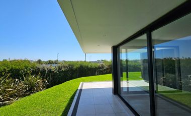 Venta departamento 3 ambientes con jardín en Nordelta