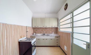 Casa reciclada   local, 2 dormitorios, terraza y parrilla, pasos de bvd Segui