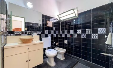 Casa reciclada   local, 2 dormitorios, terraza y parrilla, pasos de bvd Segui