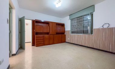 Casa reciclada   local, 2 dormitorios, terraza y parrilla, pasos de bvd Segui