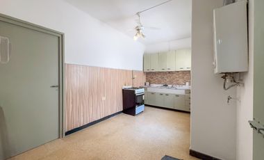 Casa reciclada   local, 2 dormitorios, terraza y parrilla, pasos de bvd Segui