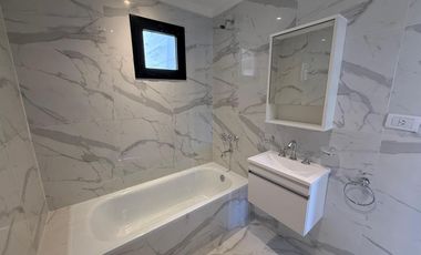 Departamento tres ambientes a la venta en Wilde