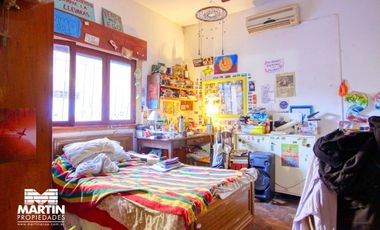 Casa en venta en Villa Adelina 3 ambientes, con cochera y fondo. Lote 10x22.