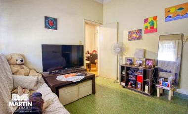 Casa en venta en Villa Adelina 3 ambientes, con cochera y fondo. Lote 10x22.