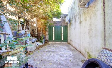 Casa en venta en Villa Adelina 3 ambientes, con cochera y fondo. Lote 10x22.