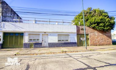 Casa en venta en Villa Adelina 3 ambientes, con cochera y fondo. Lote 10x22.