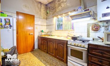 Casa en venta en Villa Adelina 3 ambientes, con cochera y fondo. Lote 10x22.