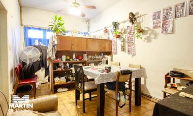 Casa en venta en Villa Adelina 3 ambientes, con cochera y fondo. Lote 10x22.