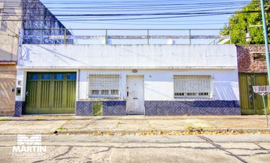 Casa en venta en Villa Adelina 3 ambientes, con cochera y fondo. Lote 10x22.