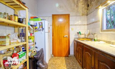 Casa en venta en Villa Adelina 3 ambientes, con cochera y fondo. Lote 10x22.