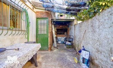 Casa en venta en Villa Adelina 3 ambientes, con cochera y fondo. Lote 10x22.