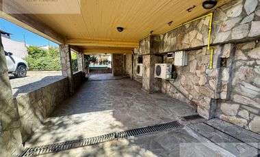 Venta Casa 6 ambientes de categoria en Florencio Varela.