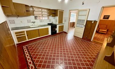 Casa en  esquina. Patio, cochera, quincho. Ambientes amplios