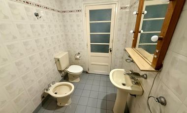 Casa en  esquina. Patio, cochera, quincho. Ambientes amplios