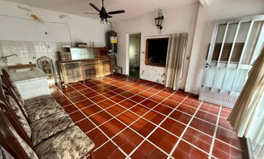 Casa en  esquina. Patio, cochera, quincho. Ambientes amplios