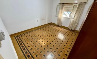 Casa en  esquina. Patio, cochera, quincho. Ambientes amplios