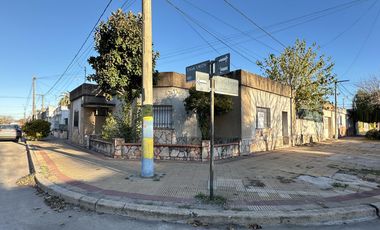 Casa en  esquina. Patio, cochera, quincho. Ambientes amplios