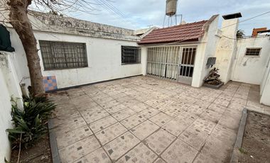 Casa en  esquina. Patio, cochera, quincho. Ambientes amplios