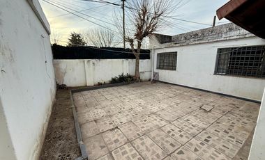 Casa en  esquina. Patio, cochera, quincho. Ambientes amplios