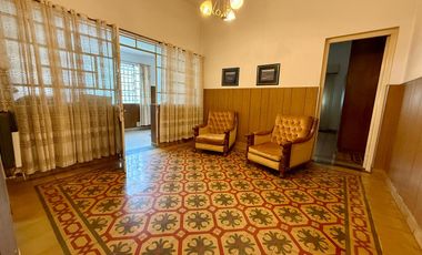 Casa en  esquina. Patio, cochera, quincho. Ambientes amplios