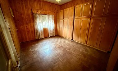 Casa en  esquina. Patio, cochera, quincho. Ambientes amplios