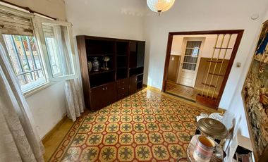 Casa en  esquina. Patio, cochera, quincho. Ambientes amplios