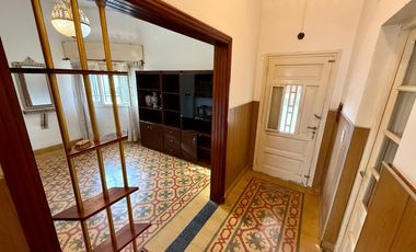 Casa en  esquina. Patio, cochera, quincho. Ambientes amplios