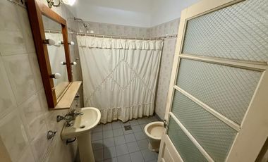 Casa en  esquina. Patio, cochera, quincho. Ambientes amplios