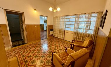 Casa en  esquina. Patio, cochera, quincho. Ambientes amplios