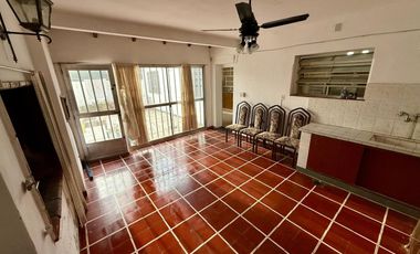 Casa en  esquina. Patio, cochera, quincho. Ambientes amplios