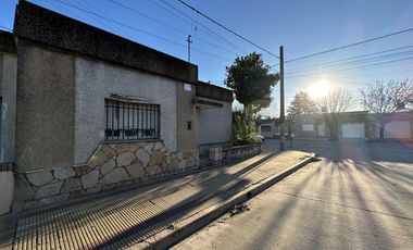 Casa en  esquina. Patio, cochera, quincho. Ambientes amplios