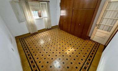 Casa en  esquina. Patio, cochera, quincho. Ambientes amplios