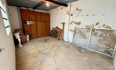 Casa en  esquina. Patio, cochera, quincho. Ambientes amplios