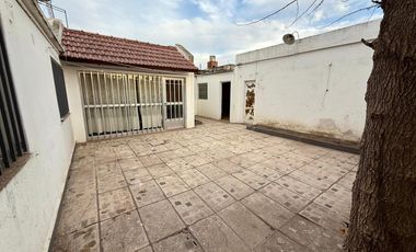 Casa en  esquina. Patio, cochera, quincho. Ambientes amplios