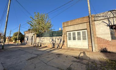 Casa en  esquina. Patio, cochera, quincho. Ambientes amplios