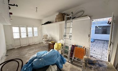 Casa en  esquina. Patio, cochera, quincho. Ambientes amplios