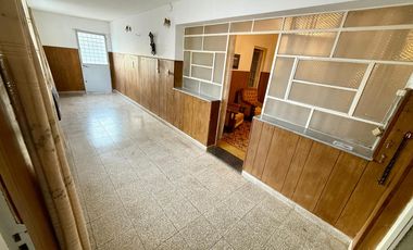 Casa en  esquina. Patio, cochera, quincho. Ambientes amplios