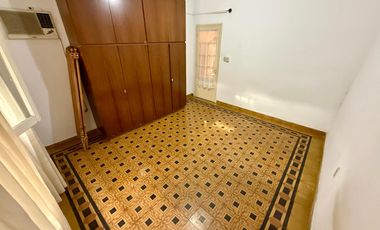 Casa en  esquina. Patio, cochera, quincho. Ambientes amplios