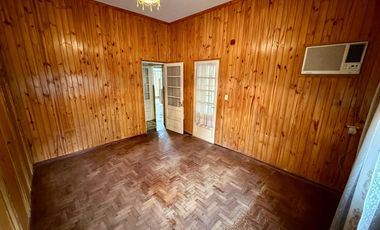 Casa en  esquina. Patio, cochera, quincho. Ambientes amplios