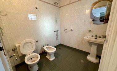 Casa en  esquina. Patio, cochera, quincho. Ambientes amplios