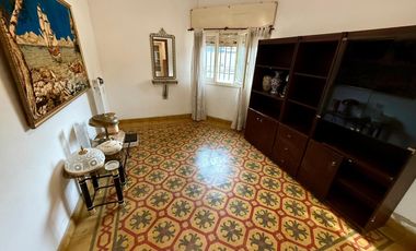 Casa en  esquina. Patio, cochera, quincho. Ambientes amplios