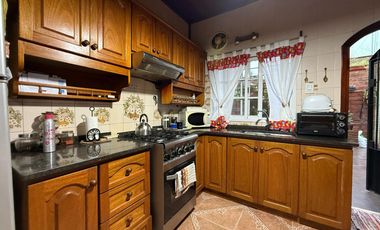 Casa de cinco ambientes con cochera y terraza en venta en Bernal