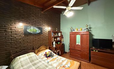 Casa de cinco ambientes con cochera y terraza en venta en Bernal