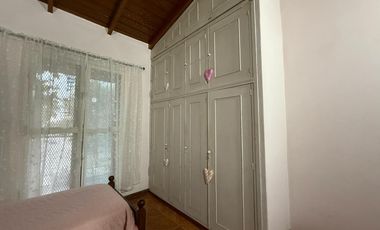 Casa de cinco ambientes con cochera y terraza en venta en Bernal