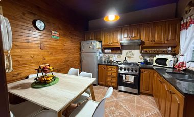 Casa de cinco ambientes con cochera y terraza en venta en Bernal