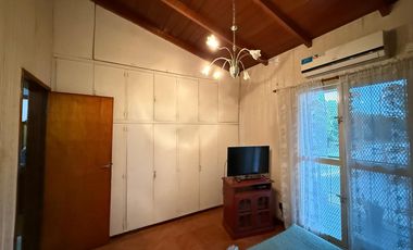 Casa de cinco ambientes con cochera y terraza en venta en Bernal