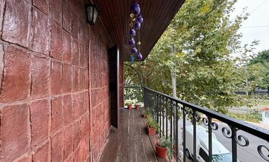 Casa de cinco ambientes con cochera y terraza en venta en Bernal