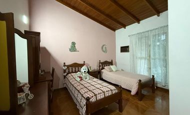 Casa de cinco ambientes con cochera y terraza en venta en Bernal