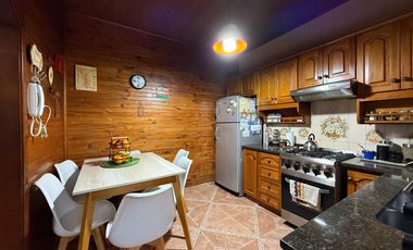 Casa de cinco ambientes con cochera y terraza en venta en Bernal